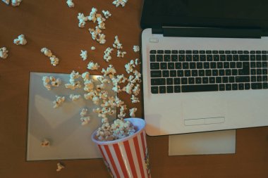 Film zamanı! Laptopun yanındaki masada patlamış mısır.
