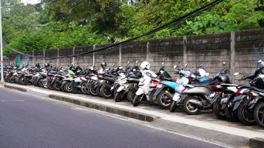 Şehirde park etmiş motosiklet