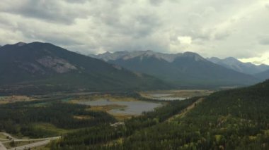 Banff, Alberta yakınlarında bulutlu bir günde Bow Nehri ve Vermilion Gölleri 'nin güzel hava manzarası..