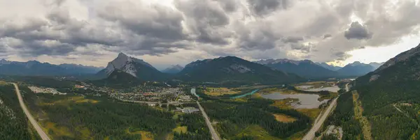 Banff, Bow River, Vermilions Lakes ve büyük Trans-Canada Otoyolu 'nu çevreleyen doğanın inanılmaz panoramik manzarası..