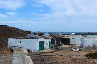 Lobos Adası 'nda doğal malzemelerle inşa edilmiş tarihi evlerin manzarası..