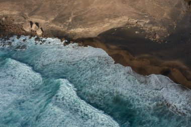 Fuerteventura, Kanarya Adaları 'nın batı kıyısındaki La Solapa Sahili' nin çarpıcı hava aracı görüntüsü..