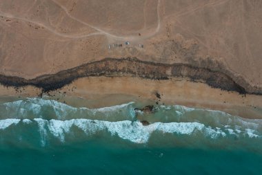 İnsansız hava aracı, Fuerteventura 'da engebeli kıyı manzaralarıyla çevrili gizli bir sahil olan Playa de las Escaleras' ın uzak ve el değmemiş güzelliğini yakalıyor..