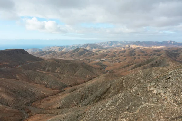 Fuerteventura 'daki Sicasumbre sıradağlarının panoramik görüntüleri. Volkanik arazi, kayalık çıkıntılar ve sonsuz ufuklar Kanarya Adaları 'nın eşsiz coğrafyasını gözler önüne seriyor.