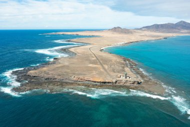 Punta de Janda deniz fenerinin Atlantik Okyanusu 'yla çevrili Fuerteventura' nın güney ucundaki çarpıcı görüntüsü.