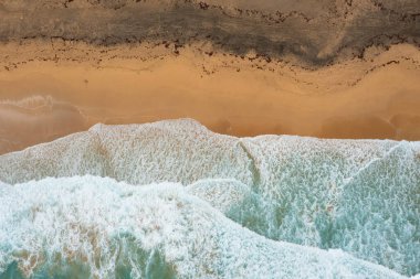 Kahve Sahili 'nin manzaralı manzarası, altın kum tepeleri ve arka planda Roque del Moro..