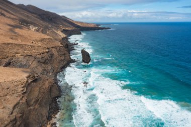 Efsanevi Roque del Moro 'nun yer aldığı Fuerteventura' daki Coffee Beach 'in vahşi ve el değmemiş manzarası.