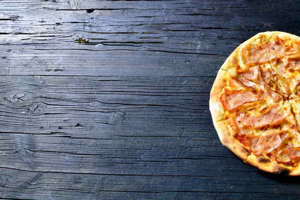 Odun fırınında pişmiş pizza.