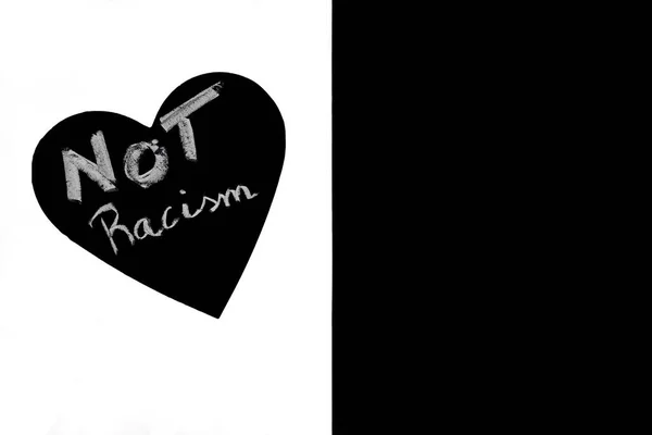 Irkçılık ve eşitlik karşıtı mesajlar.