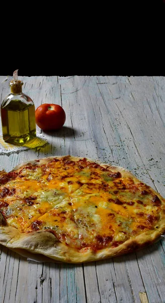 Pyszna Pizza Serwowana Drewnianym Stole — Zdjęcie stockowe