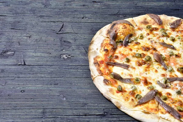 Lezzetli ançüez ve kapari pizza.