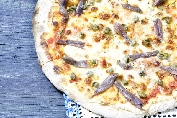 Lezzetli ançüez ve kapari pizza.