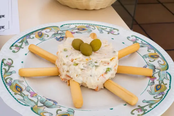 salata İspanya 'da aperatif olarak servis edilir.