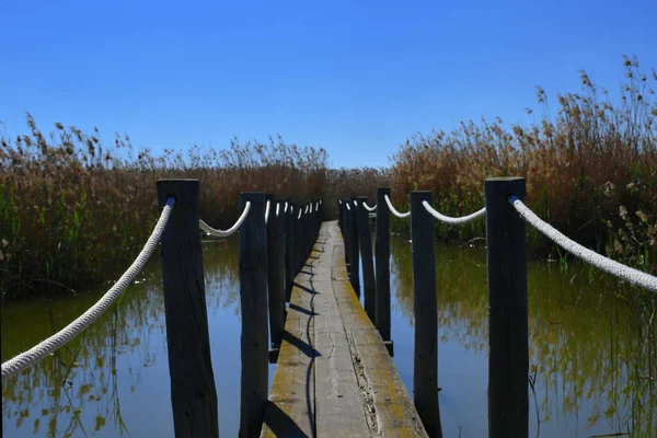 Engellerle çevrili küçük köprü