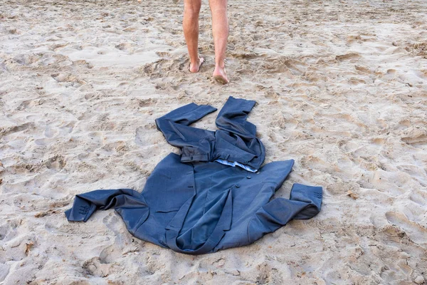 İş adamı elbiselerini sahilde bırakıp tatile çıkıyor.