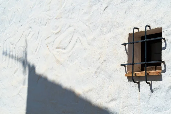 pencere whit çubukları ve beyaz duvardaki gölge