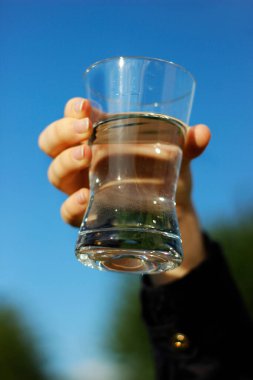 Cam su tutan kız gökyüzü