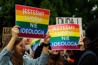 Lublin, Lubelskie / Polonya - 16 Haziran 2020: Polonya Cumhurbaşkanı Andrzej Duda ve LGBT + ona karşı protesto.