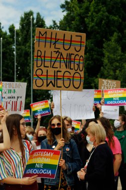 Lublin, Lubelskie / Polonya - 16 Haziran 2020: Polonya Cumhurbaşkanı Andrzej Duda ve LGBT + ona karşı protesto.