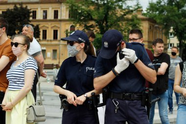Lublin, Lubelskie / Polonya - 16 Haziran 2020: Polonya Cumhurbaşkanı Andrzej Duda ve LGBT + ona karşı protesto.