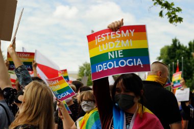 Lublin, Lubelskie / Polonya - 16 Haziran 2020: Polonya Cumhurbaşkanı Andrzej Duda ve LGBT + ona karşı protesto.