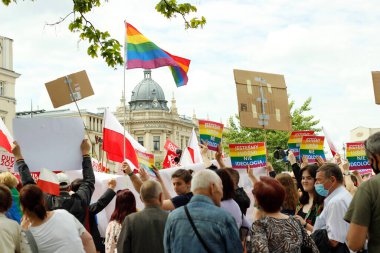 Lublin, Lubelskie / Polonya - 16 Haziran 2020: Polonya Cumhurbaşkanı Andrzej Duda ve LGBT + ona karşı protesto.