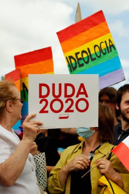 Lublin, Lubelskie / Polonya - 16 Haziran 2020: Polonya Cumhurbaşkanı Andrzej Duda ve LGBT + ona karşı protesto.