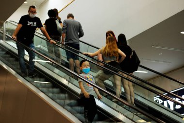 Alışveriş merkezinde yürüyen insanlar..