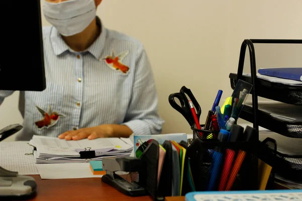 Mujer Escribiendo Ordenador —  Fotos de Stock