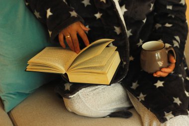 Kitabı okuyan kadın..