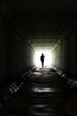 Tünelde yürüyen kişi..