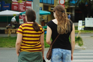 Sokakta yürüyen kız