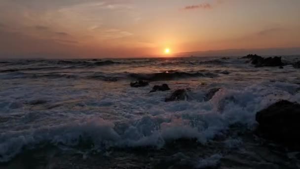 Puesta Sol Desde Playa Con Las Olas Estrellándose Contra Las — Vídeo de stock