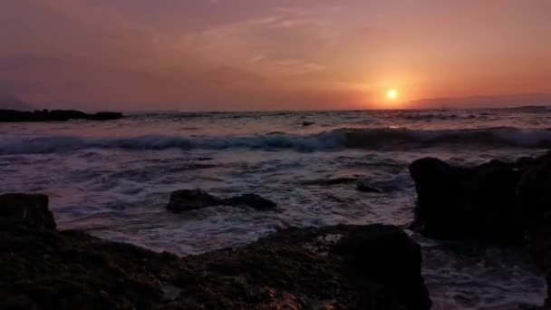 Sunset Beach Waves Crashing Rocks — Stock Video