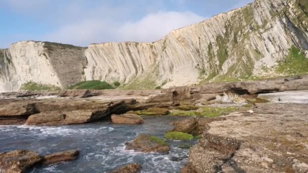 Golven Die Baai Bereiken Met Kliffen Achtergrond — Stockvideo