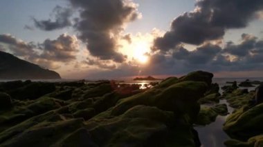 Biscay 'daki Bakio sahilinin kayalıklarında hareket eden bulutların hızlanması