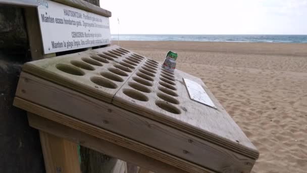 烟灰缸将香烟存放于海滩而不污染环境 — 图库视频影像