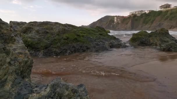 Vlny Narážející Skály Špínou Pláži Bakio Vizcaya — Stock video