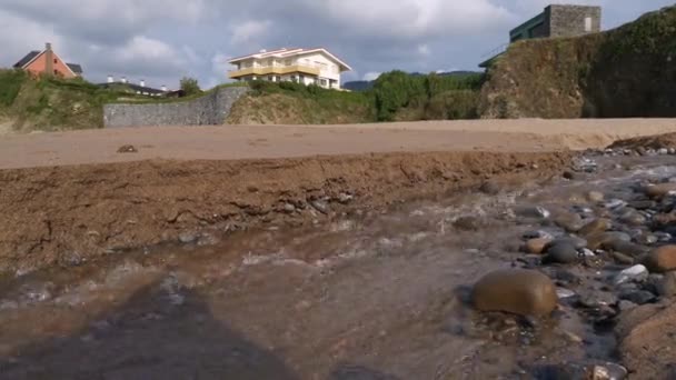 Agua Que Baja Mar Través Pequeño Arroyo Formado Playa — Vídeos de Stock