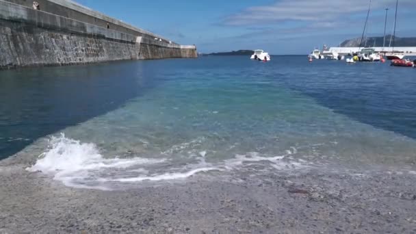 Agua Clara Limpia Formando Pequeñas Olas Rampa Acceso Puerto Bermeo — Vídeo de stock