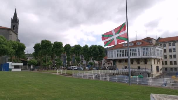 ムナカの町の広場に手を振ってバスク国の旗 — ストック動画