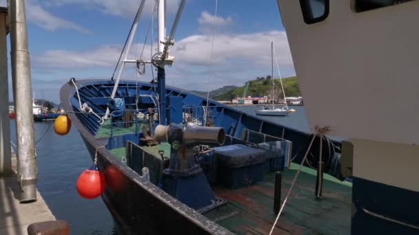 Закрийте Рибальський Човен Причалі Порту Бермео Який Коливається Над Течією — стокове відео