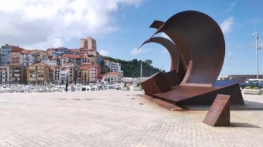 2006 yılında heykeltıraş Nstor Basterretxea (Bermeo, 1924) tarafından yaklaşık 8 metre yüksekliğinde Corten çelik heykel yapılmıştır. Bermeo (Vizcaya, İspanya) şehrinin liman bölgesinde yer almaktadır.).