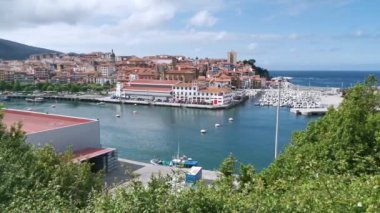 Güneşli bir yaz öğleden sonrasında Bermeo köyünün en güzel manzarası.