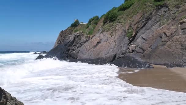 Fale Uderzające Skały Wytwarzające Pianę Plaży Bakio Słoneczny Letni Dzień — Wideo stockowe