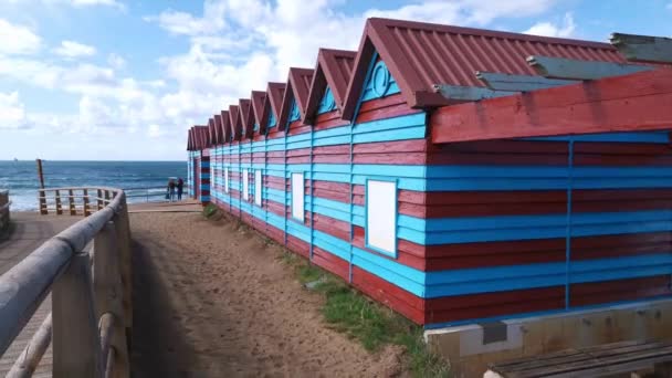 Bruine Blauwe Houten Cabines Het Strand Van Arena Biskaje Zomer — Stockvideo