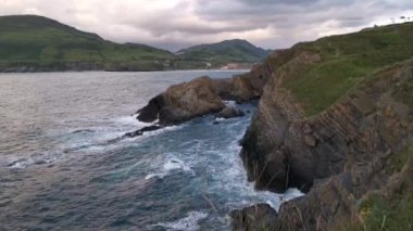 Punta Lucero 'nun Itsaslur yürüyüşünün kayalıklarından görünüşü