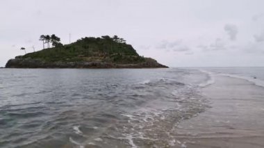 Lekeitio 'daki Garraitz Adası' na giden yolu kapatan gelgit.