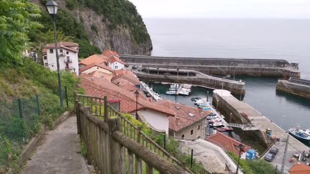 Vista Ciudad Puerto Elanchove Desde Cima Colina Día Nublado — Vídeo de stock