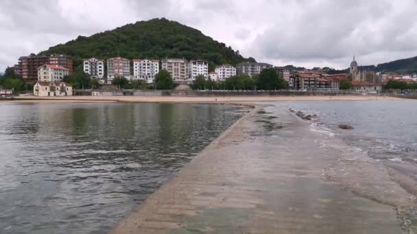 Vistas Lekeitio Walkway Acesso Ilha Garraitz Que Está Sendo Coberta — Vídeo de Stock